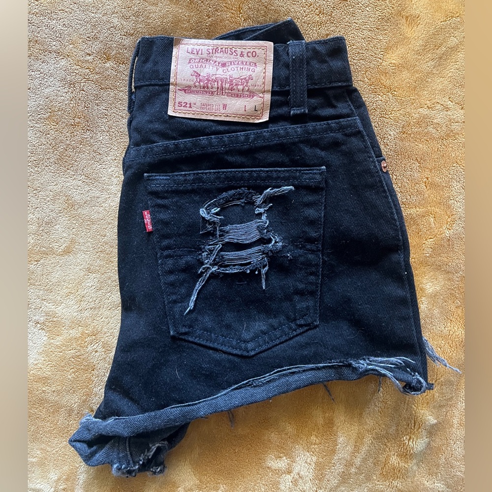 Sexy Levi’s BLACK denim cut off shorts 🖤